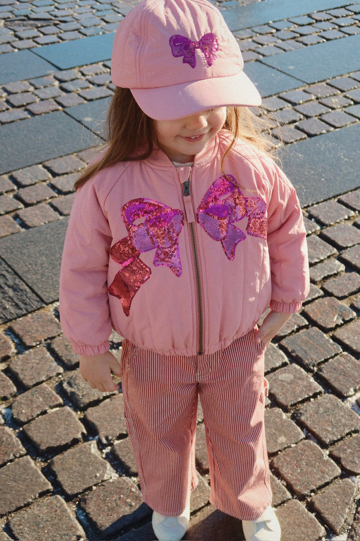 Roze kinderjas met strik geborduurd